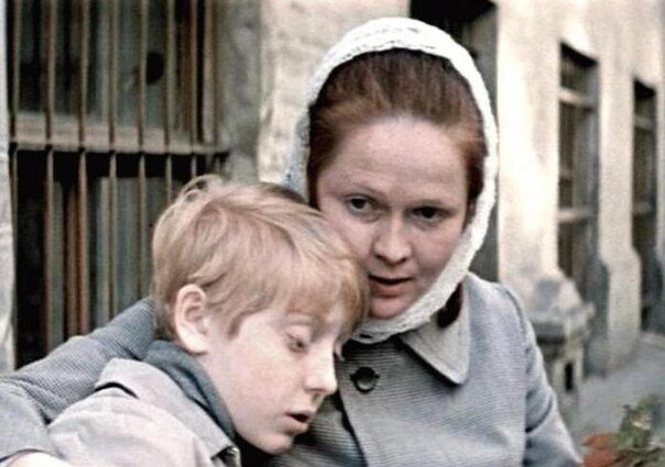 Фильм «Однажды 20 лет спустя» - это ода всем мамам. Растить детей непросто. Особенно непросто, когда их 10. Но Надежда Круглова выбрала для себя материнство.-3