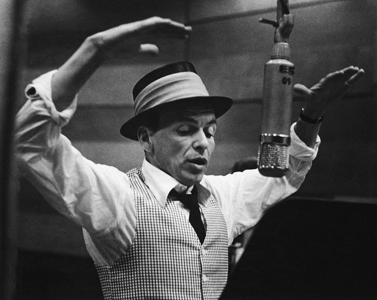 Синатра в работе. Источник: https://www.google.com/url?sa=i&url=https%3A%2F%2Ffuzzmusic.ru%2Ffrenk-sinatra-10-faktov-o-legende-muzykalnogo-mira%2F&psig=AOvVaw1FsLETc6HrZZjxJAcntb9F&ust=1607869070863000&source=images&cd=vfe&ved=0CAgQ3YkBahcKEwi40ZfQ2MjtAhUAAAAAHQAAAAAQAw