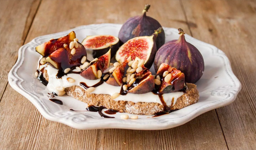 1. Тосты с козьим сыром, инжиром, семенами чиа и медом. Приготовление: намазываем сыр на хлеб, сверху кладем инжир, затем мед и семена чиа.