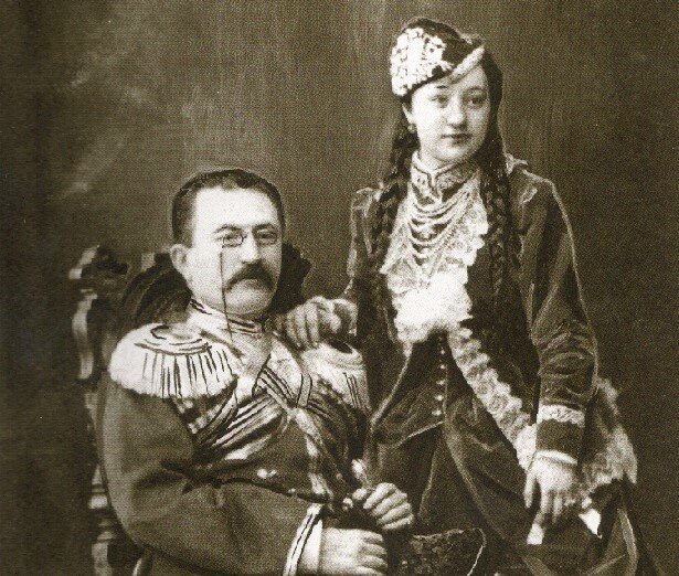 Бибимарьямбану Апакова вместе с супругом, генералом Шамилем