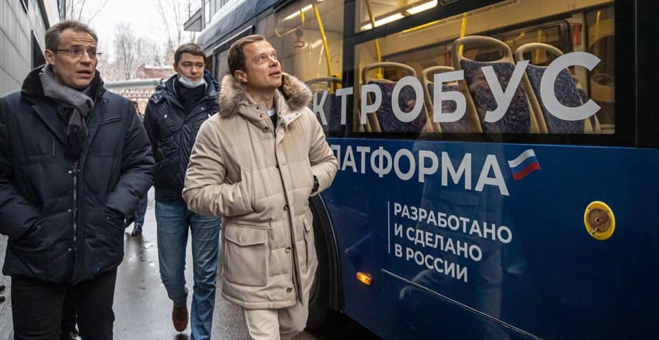 Наличие маски у третьего лица на фото дает понимание, что это 2021 год. Так то на фото виден какой-то старый автобус конца 2000-х годов. Фото НПП ИТЭЛМА