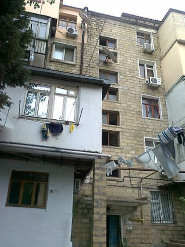 Перестройка добралась и до Сумгаита, где тоже натворила чудес. По таким балконам даже нам было бы затруднительно лазать. Да и нашего балкона на третьем этаже не видно.
