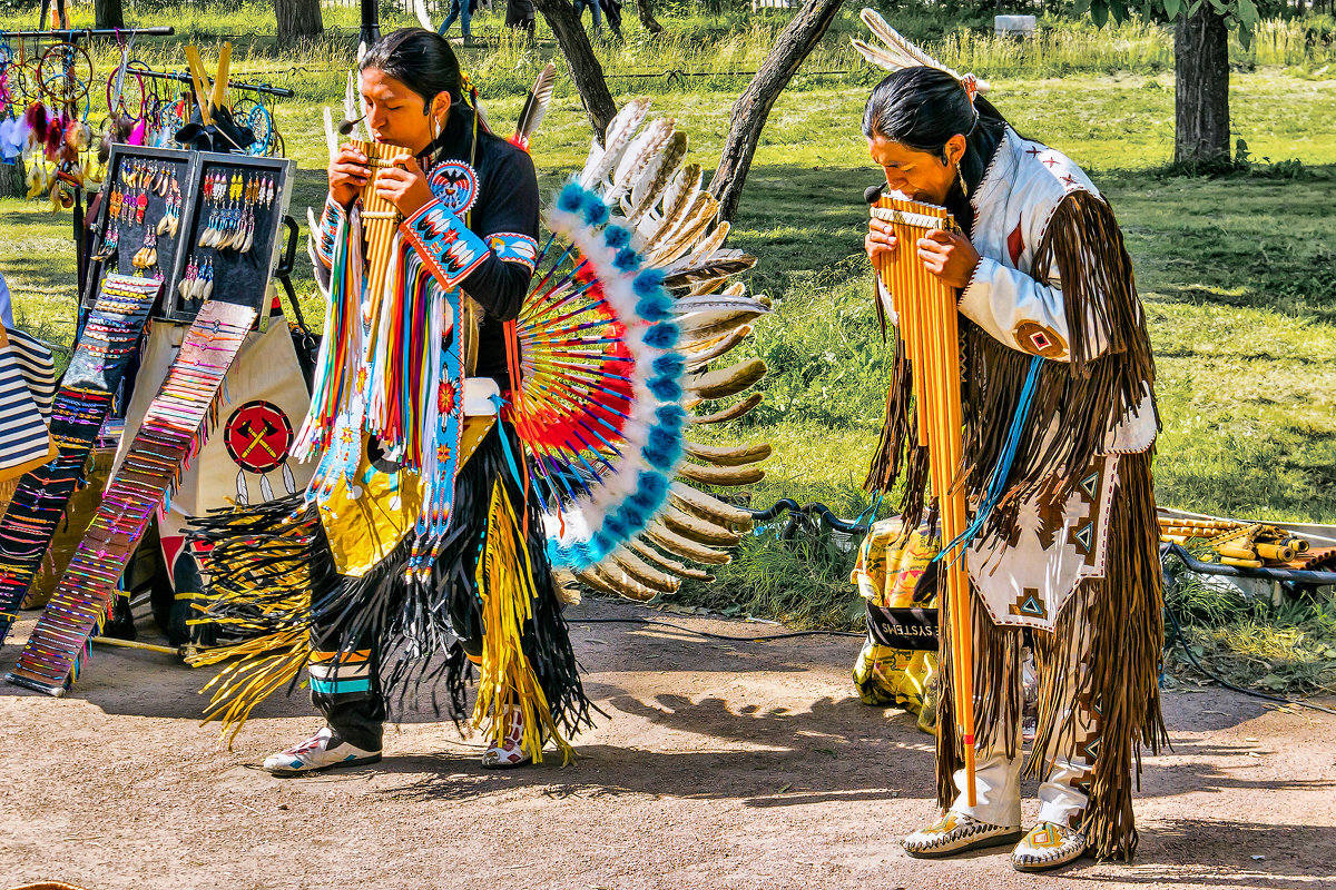 Перуанские индейцы 4 буквы. Wuauquikuna. Индейцы братья Салазар. Этнические группы индейцев. Индейцы музыканты.