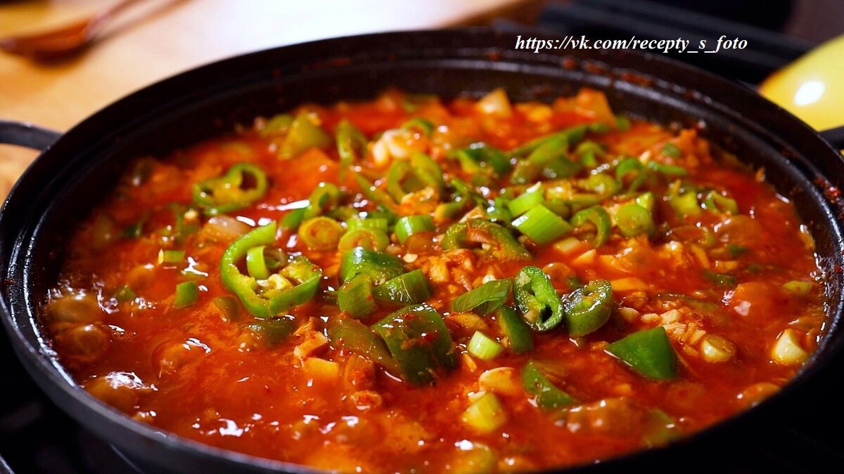 Суп кочудян. Kokoša soup. Тарелка супа на голове. Kokoša soup. Бочка мастава.