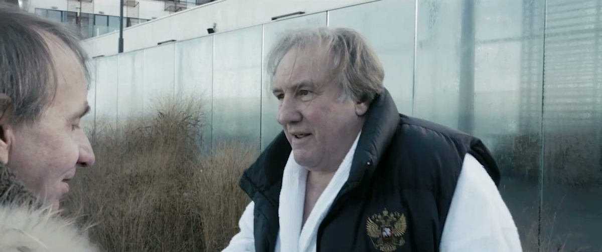 Жерар Депардье в жилетке с российским гербом