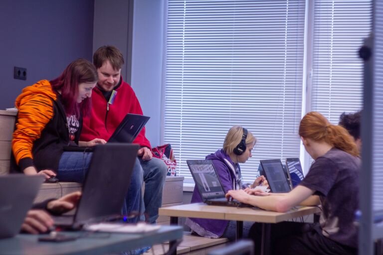 В этой статье мы расскажем о геймджемах: что это такое, для чего они проводятся и зачем участвовать в этом мероприятии.