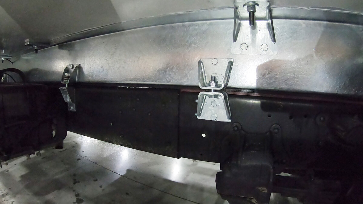 Надрамник СибЕвроВэн оцинкованный. Видна вставка удлинителя на раме автомобиля. Ниже видео про машину.