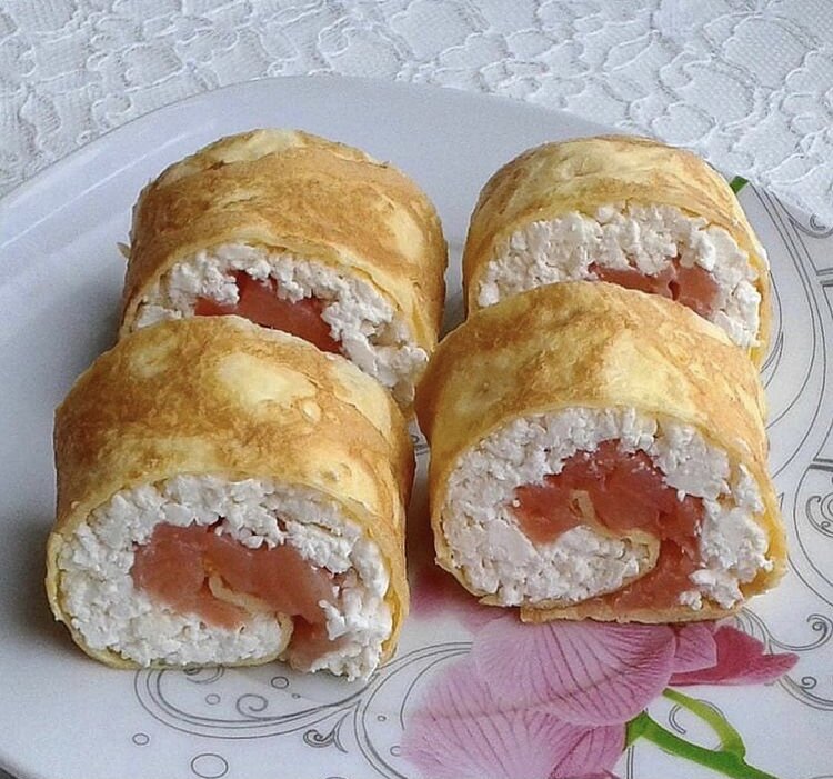 Яичные роллы с творогом и рыбкой.              
Яйца 2 шт
Красная рыба 30 г
Творог 50 г
Щепотка соли 
Яйца взбила вилкой со щепоткой соли и пожарила на сковороде. В омлет завернула рулетиком творог и рыбу. 
Очень просто и вкусно