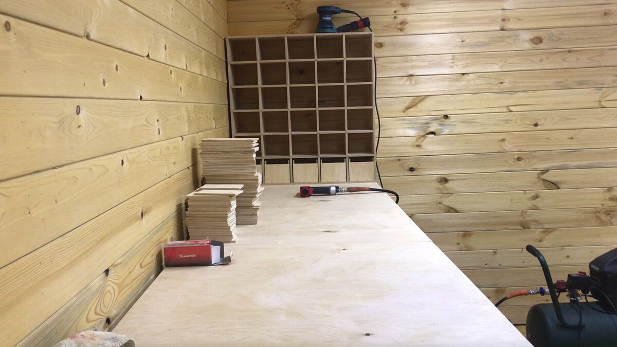 Процесс изготовления стеллажа для метизов.  Множество соединений в проекте были сделаны с использованием компрессора   