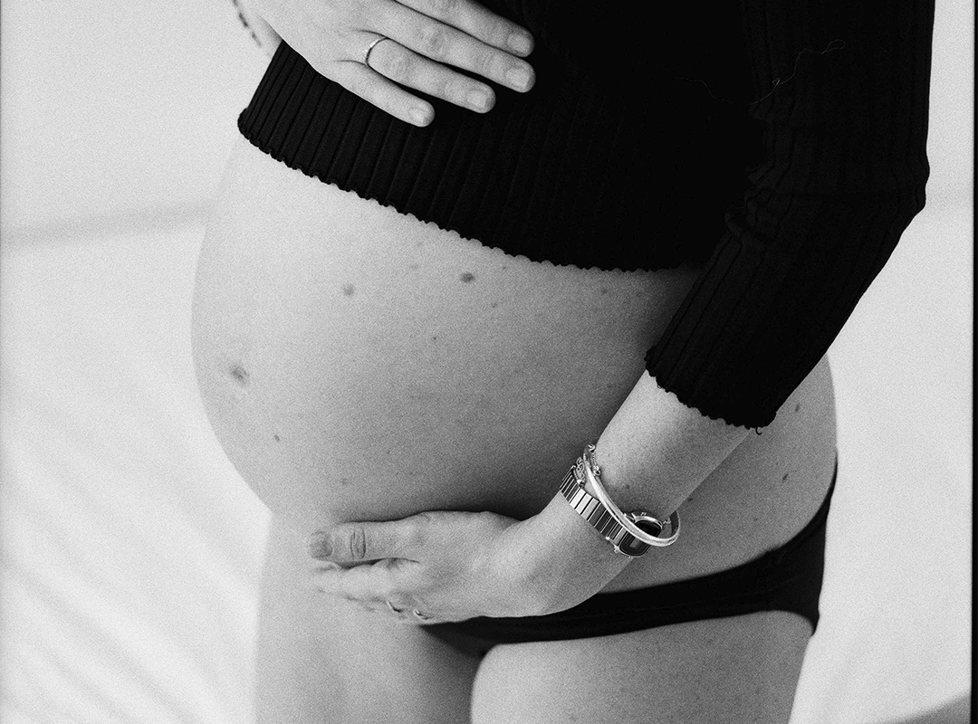 Беременная девушка, Ч/Б. Источник: https://unsplash.com/photos/gT5WUnWdnmI