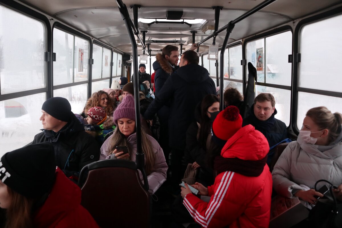 Ретро поезд Вечерний Екатеринбург. Туристы в электричке. Электричка зелёная жёлтая. «Зелёные электрички» экологический проект.