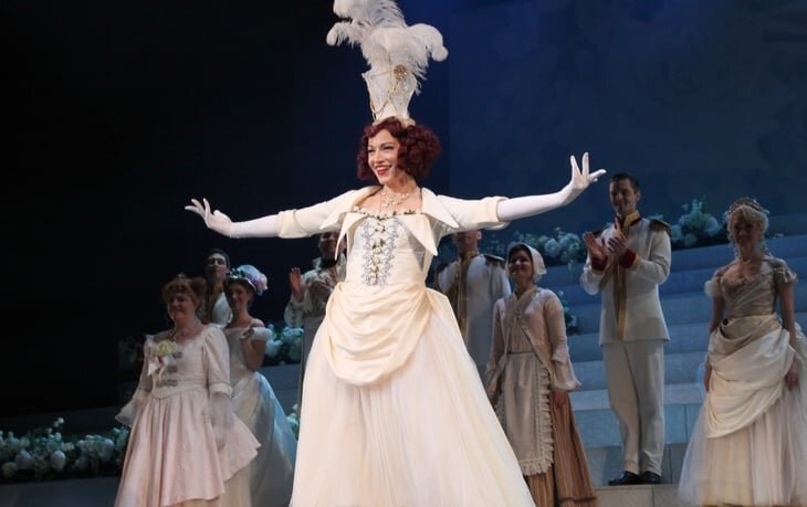 Алёна Хмельницкая в роли Мадам в мюзикле «Золушка», театральная компания «Стейдж Энтертейнмент»