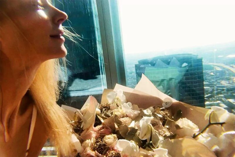 В квартире Светланы Ходченковой очень много цветов. А из окон можно наблюдать весь центр столицы