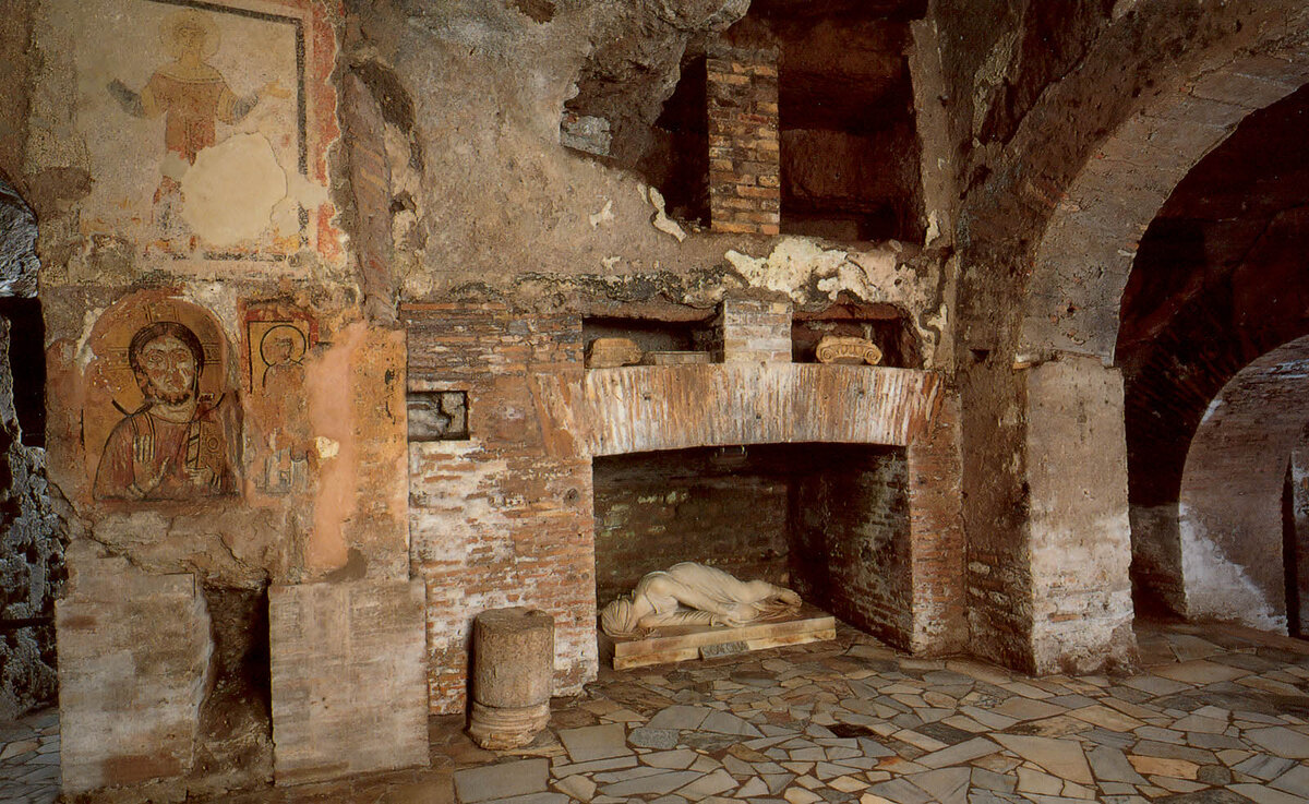 Древние улицы Рима скрывают в своих недрах ещё один город, наполненный таинственными лабиринтами и мрачными подземельями. Это катакомбы. Они протянулись под городом на сотню километров.-2