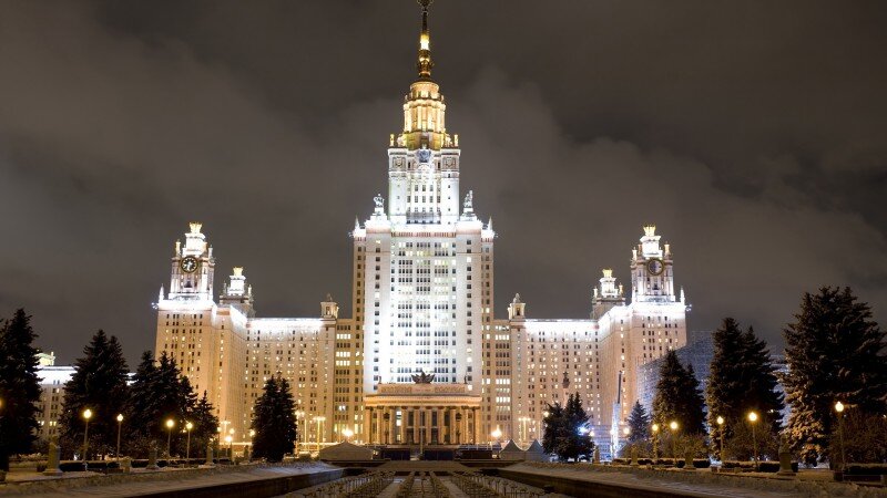 Одно из самых известных зданий Москвы — высотка МГУ на Воробьевых горах — содержит гораздо больше загадок, чем кажется на первый взгляд. Я решил собрать все существующие легенды вокруг этого здания в МГУ воедино. Получилось достаточно интересно. Чуть ли не второй Хогвартс.



Место строительства МГУ пользовалось весьма дурной славой. "Сталинскую" высотку возвели на территории села Воробьева, которое среди москвичей считалось местом нечистой силы. Городской фольклор в конце 19-го и начале 20-го веков разносил легенды о магах, колдунах, летающих головах и прочей "гоголевщине", которая происходила в этом селе. Один из "семи московских холмов" всегда был притягательным местом: не только для царей, но и для любителей разной эзотерики. Дошло до того, что Воробьево стали называть "царством нечистой силы".


А в 1949 году село снесли и начали строительство здания университета, которое курировал лично Сталин. Но энергетика места никуда не делась, поэтому "храм советской науки" многие считали "нехорошим зданием", если перефразировать Булгакова. До сих пор в университетских стенах гуляют байки с странных шумах и звуках, доносящихся с верхних этажей.

Было много случаев, когда студенты, живущие в общежитии главного здания МГУ, выбрасывались с верхних этажей здания. Конечно, причины разные: проблемы с личной жизнью, учебой, семьей. Но зачастую очевидных мотивов и не было. Сама атмосфера высотки достаточно негативная и влияет на психику. Это не выдумка, что многим студентам действительно некомфортно находиться в этом здании.

Вот, например, рассказ от Натальи Леготиной из Новосибирска, который часто можно встретить на тематических форумах: "Эта история произошла более 20 лет назад. Мы жили на девятом этаже главного здания МГУ, учились на четвертом курсе физфака. На следующий день нам предстояло сдавать довольно сложный экзамен, поэтому мы с подругой решили лечь спать пораньше. Я заперла дверь комнаты, повесила ключи на гвоздик в стене шкафа, зажгла сандаловую палочку, и мы легли спать.