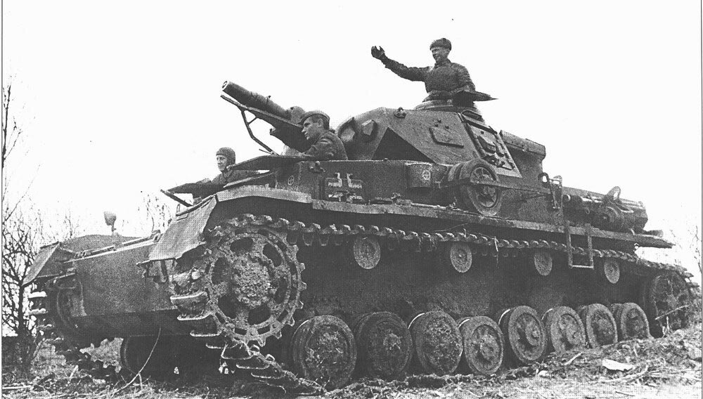 Немецкий средний танк Pz IV с советским экипажем.