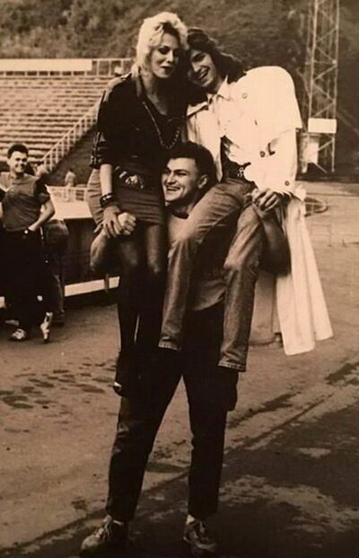 Наталья Ветлицкая и Дмитрий Маликов на плечах у поклонника.