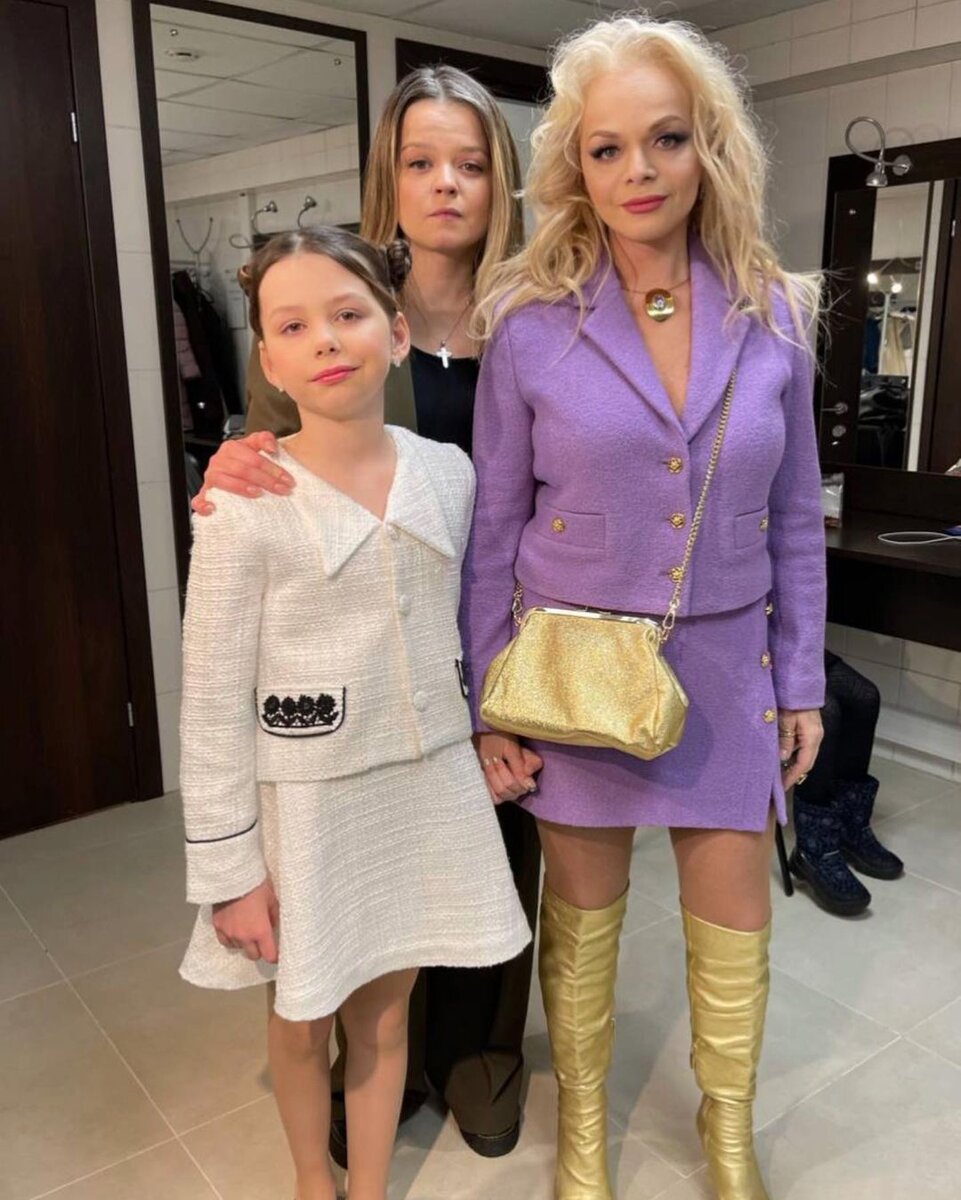 Лариса Долина с дочерью и внучкой. Источник фото: instagram.com/dolinalina