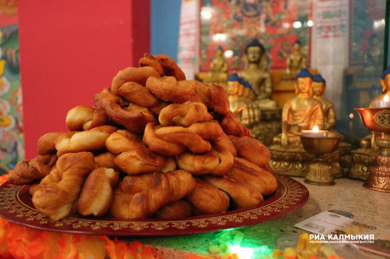 В Калмыкии на Цаган Сар готовят борцоги. На фотографии - борцоги как подношения божествам. Источник фотографии: РИА "Калмыкия"