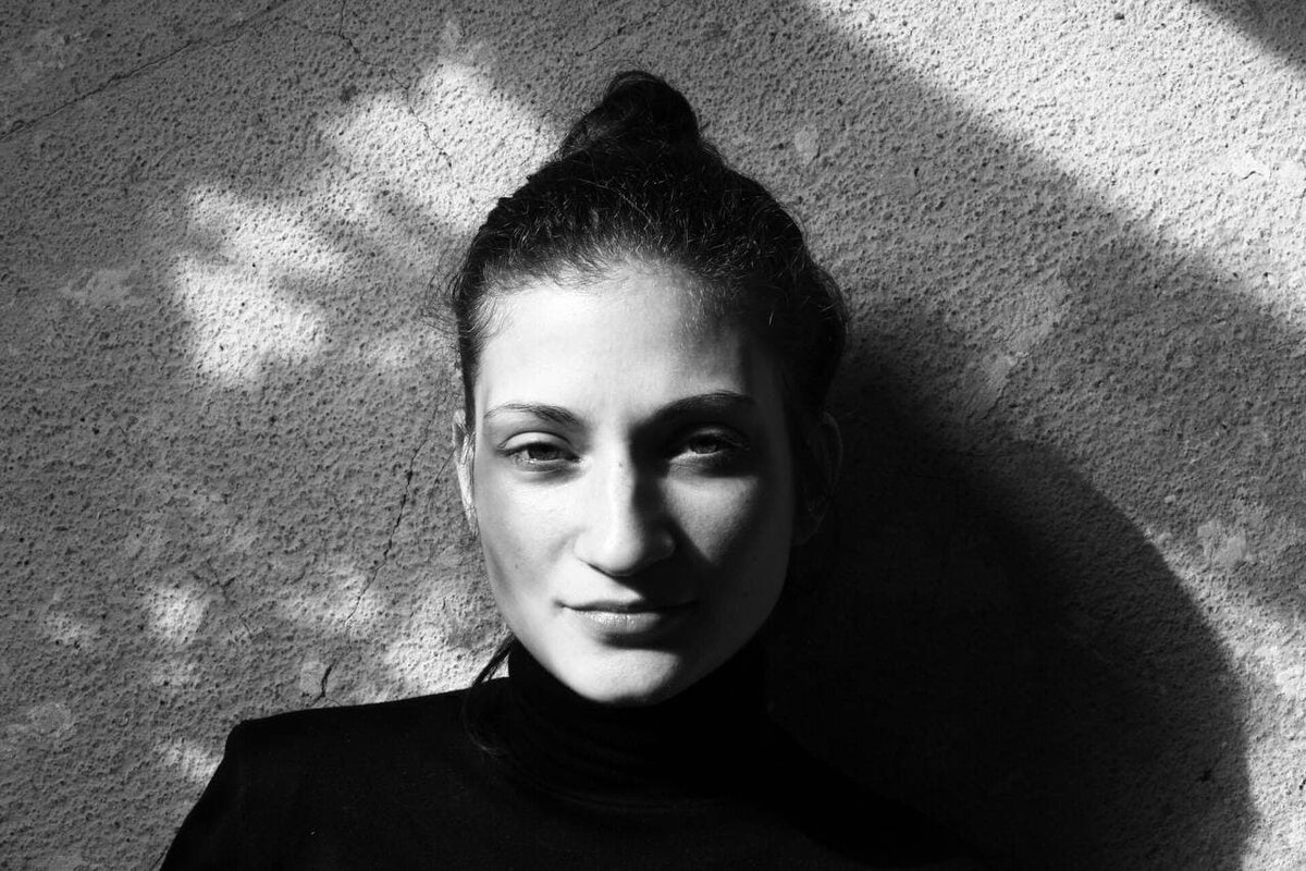 Автор о себе: <<Мое творчество похоже на чёрный ящик фокусника, никогда не знаешь, что из него появится - букет цветов или распиленная девушка. Я автор рассказов и стихов, пишу в разных жанрах и формах. Ещё многодетная мама, это добавляет драйва>>. 