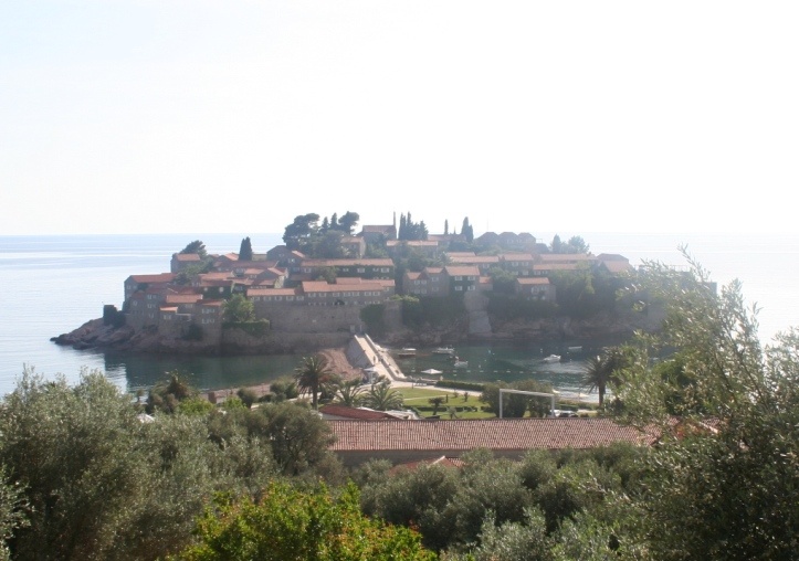 Свети-Стефан, самый фешенебельный курорт Черногории. Лучше, конечно, снимать его с утра, а не после обеда - вид будет лучше