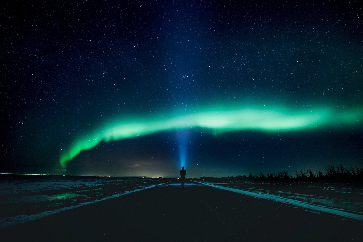Источник картинки https://img2.fonwall.ru/o/oe/aurora-road-sky-photography.jpeg