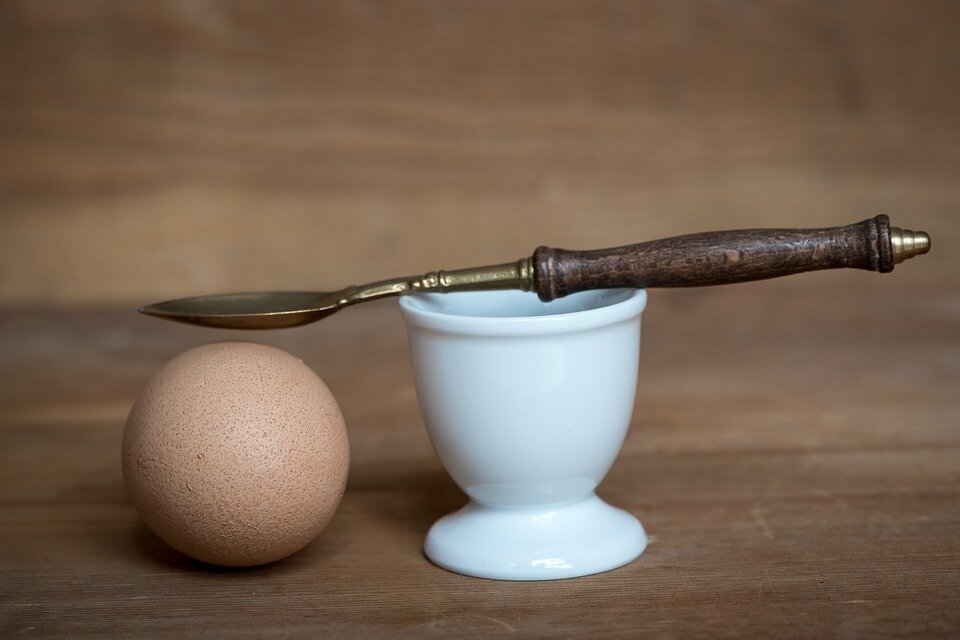 Почему нельзя бить яйца об стол: опасности для вкуса и гигиены