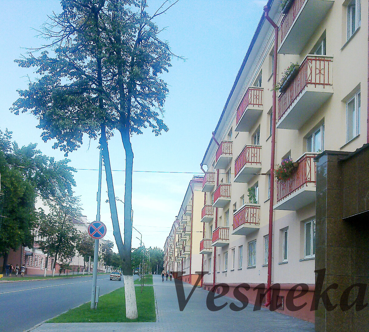 Фото автора статьи. Одна из центральных улиц. Аккуратные домики. Домик к домику, как нарисованные.