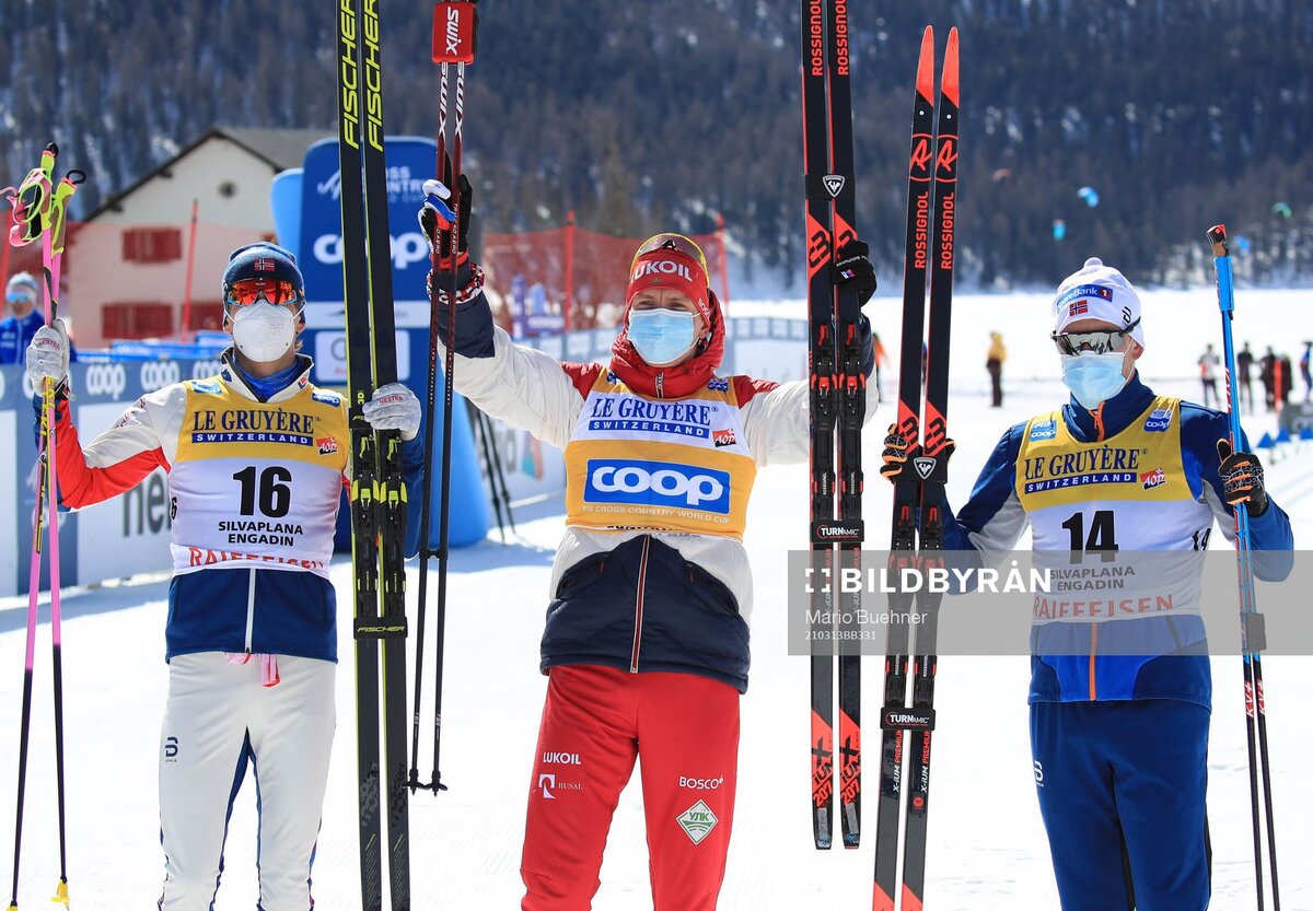 Призеры мужского масс-старта в Энгадине 13 марта 2021 года (Йоханнес Клебо, Александр Большунов и Пол Голберг). Источник: фотоагентство BildByran