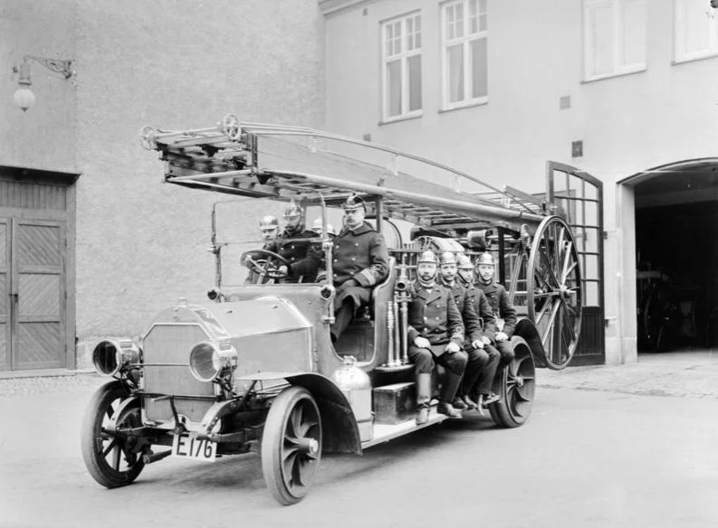 Первая пожарная машина. Древний пожарный автомобиль. Первая пожарная машина 1907 года. Первый пожарный автомобиль в России 1904. Старинные пожарные машины 1927 года.