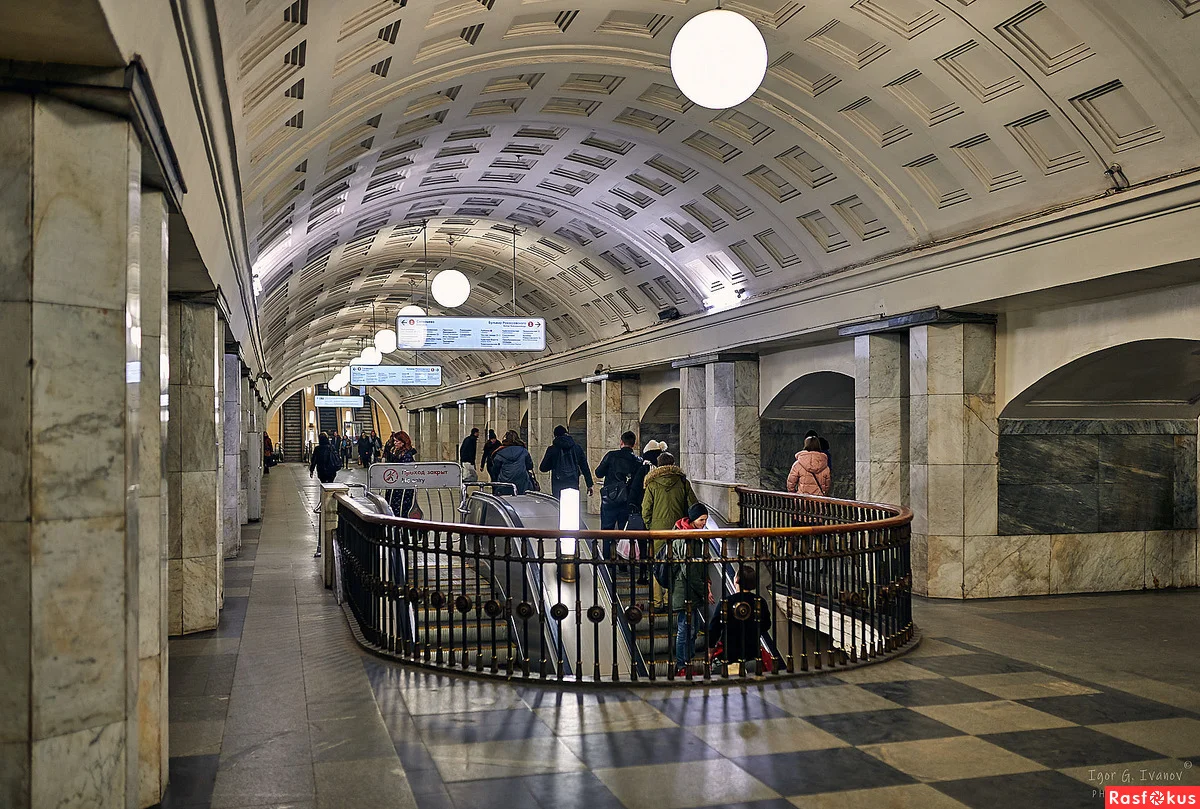 Переход с охотного ряда на театральную. Станция метро Охотный ряд. Московский метрополитен станция Охотный ряд. Вестибюль станции Охотный ряд. Станция метро площадь революции и Охотный ряд и Театральная.