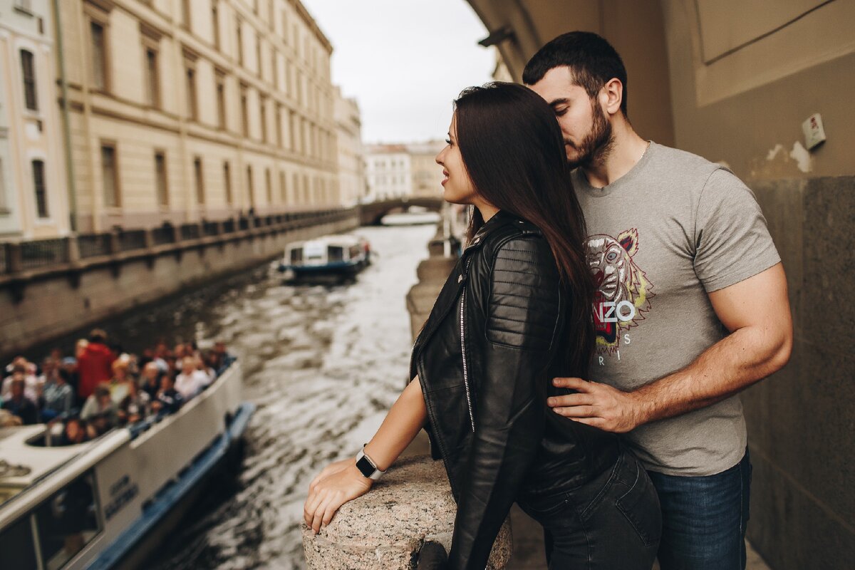 Фотосессия 2018 года. С ребятами очень круто прогулялись по городу. Эти фотографии не имеют ничего общего с историей. 