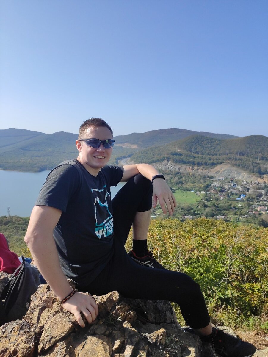 Это я, Контимиров Глеб - житель Владивостока, на одной из сопок вблизи города.