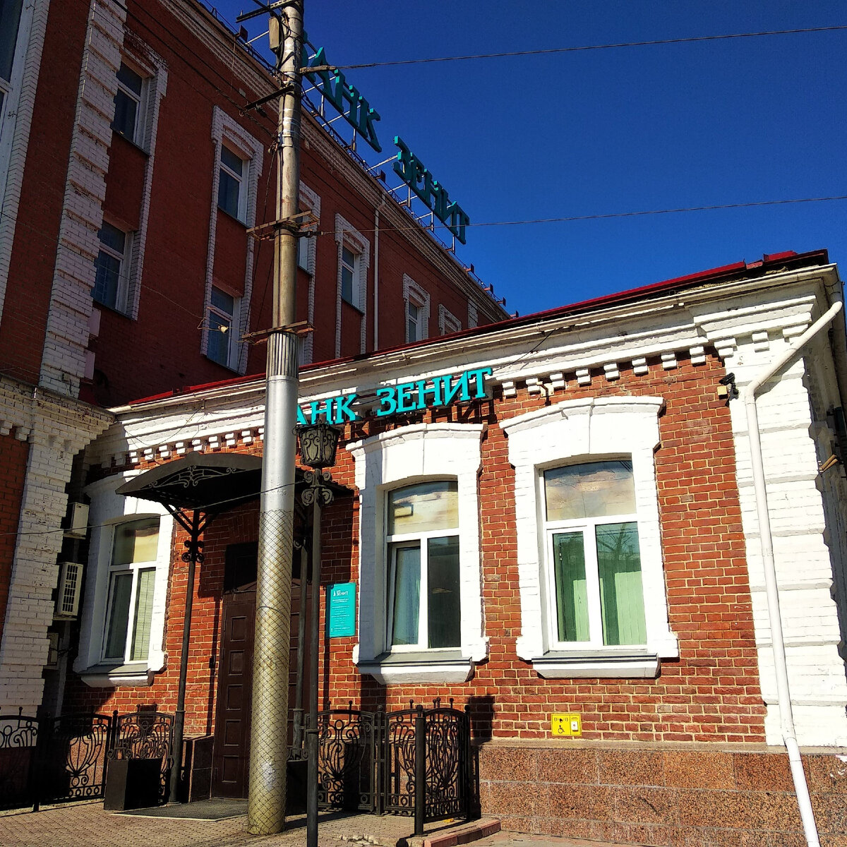 Пристроечка была сделана уже при Советах. Фото май 2021.