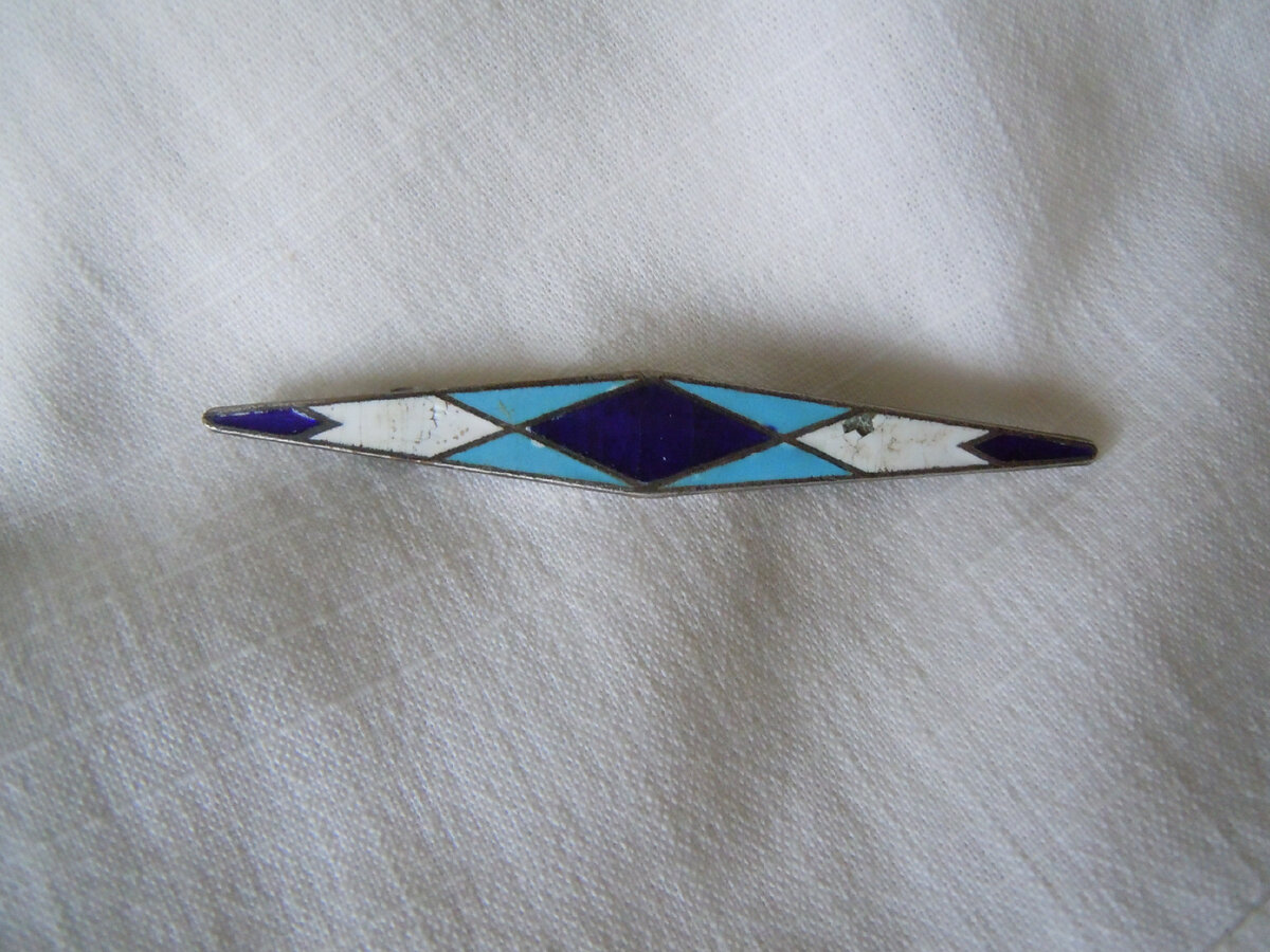 Брошь из 50-х, сильно "пожившая", но любимая. 