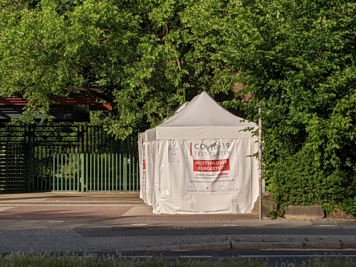 Такие будки в Берлине сейчас на каждом шагу.