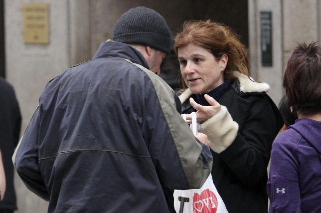 Карин подошла с пакетом еды к "бездомному"