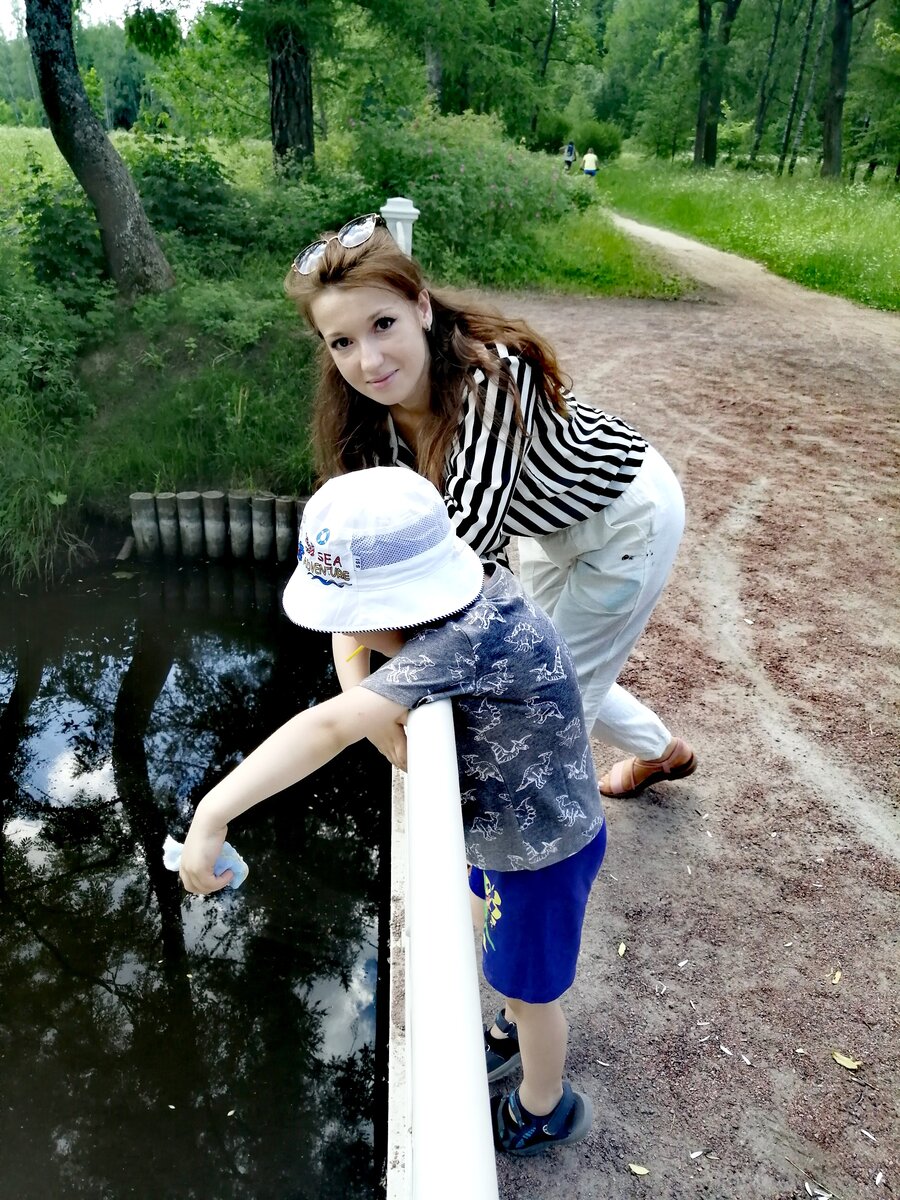 Ему полюбились мосты, в парке их было очень много.