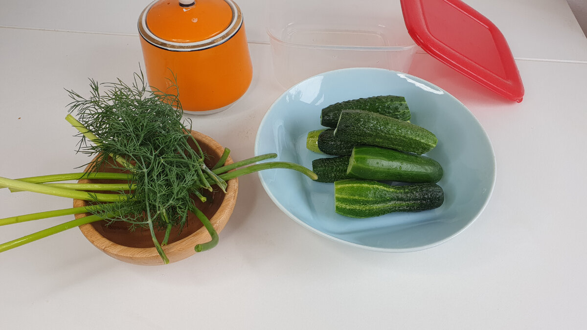 Я взяла чесночные стрелки вместо зубчиков чеснока. у меня их много, сейчас сезон. Они более нежные и не так сильно пахнут))