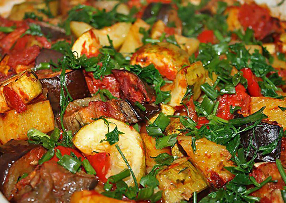 Рагу из овощей с кабачками и баклажанами. Бриам греческое овощное рагу. Овощное рагу в духовке. Протухшее овощное рагу. Овощи по гречески в духовке.