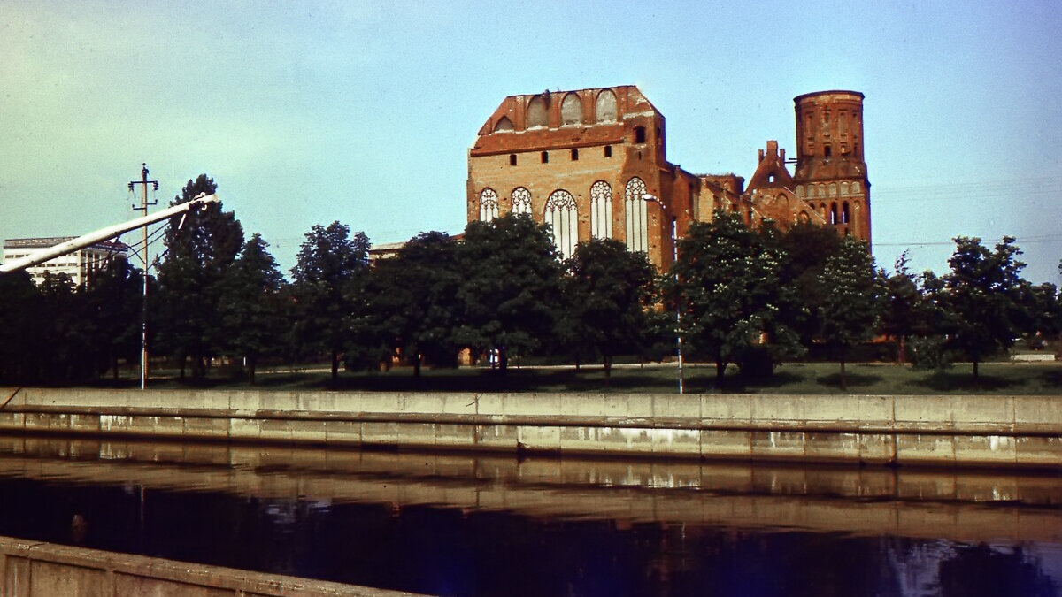 Кафедральный собор в конце 80-х годов. Фото автора.