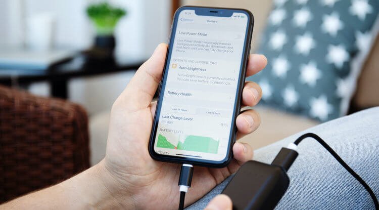 Ваш iPhone отслеживает количество циклов зарядки, которые он прошёл. Но делиться ими только с Apple