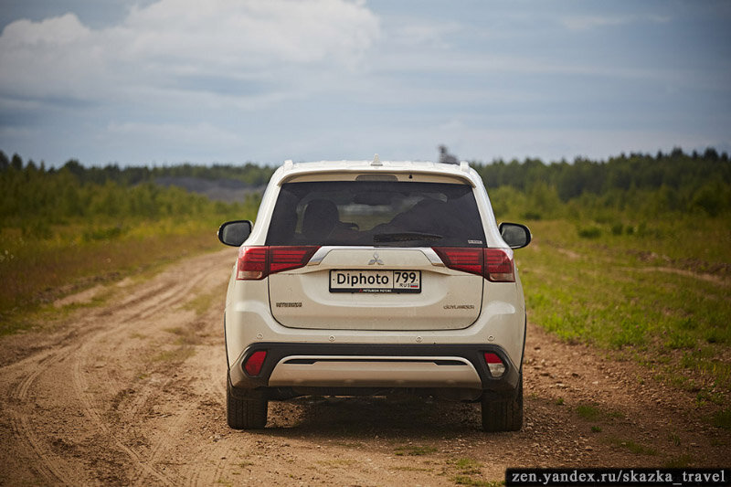 Mitsubishi Outlander вид сзади