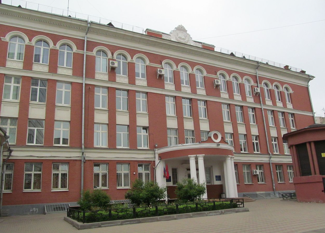 красивая школа в центре Москвы, прямо за зданием Государственной Думы