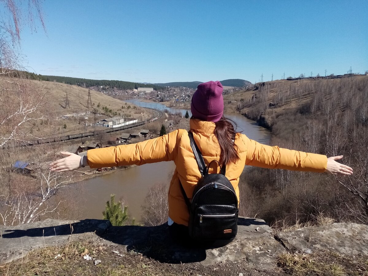 На улице конец апреля, поэтому всё серо и убого)