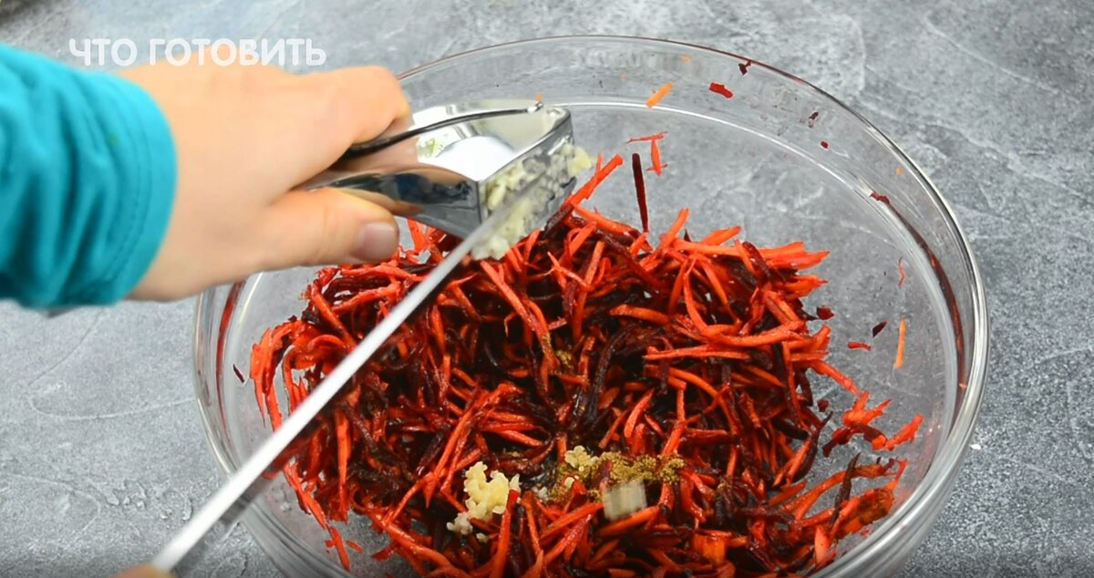 Яркий и сочный салат корейский из свеклы и моркови