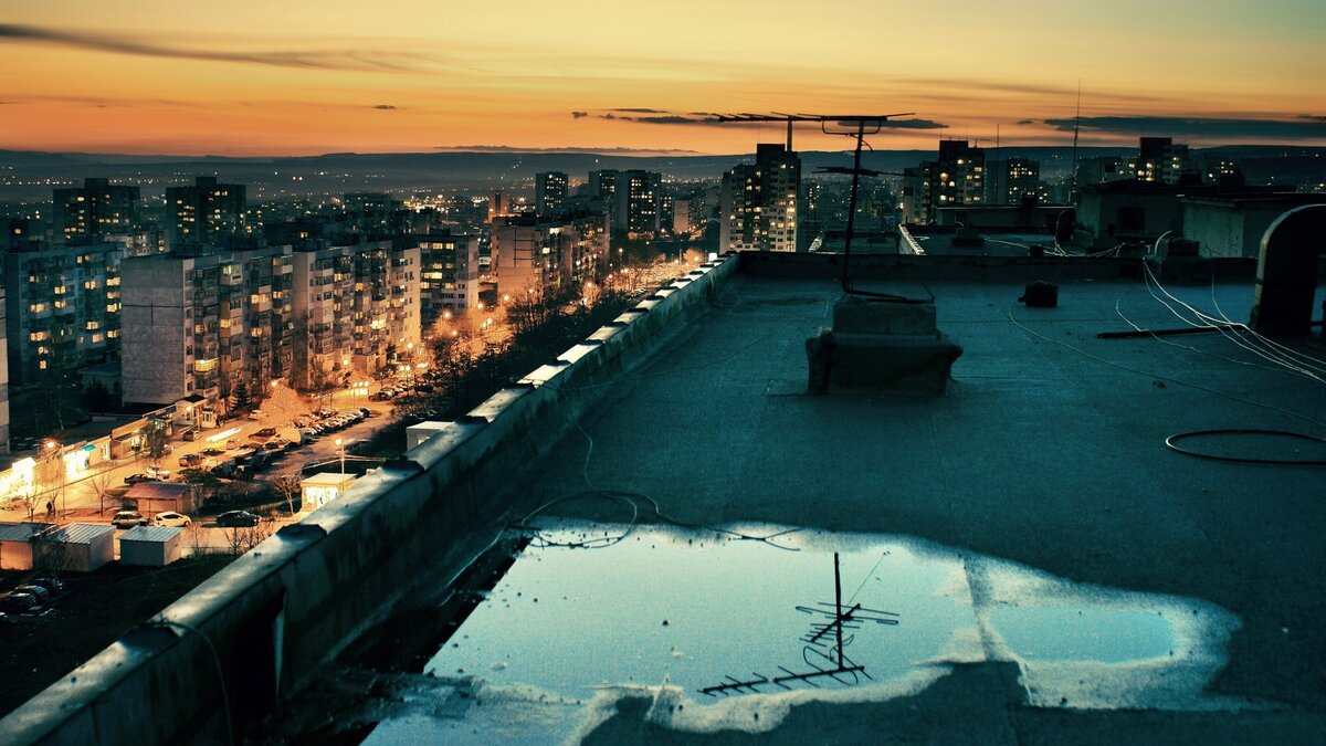 Фото взято отсюда: https://www.zastavki.com/pictures/originals/2015/Cities_Puddle_on_the_roof_of_the_house_095941_.jpg