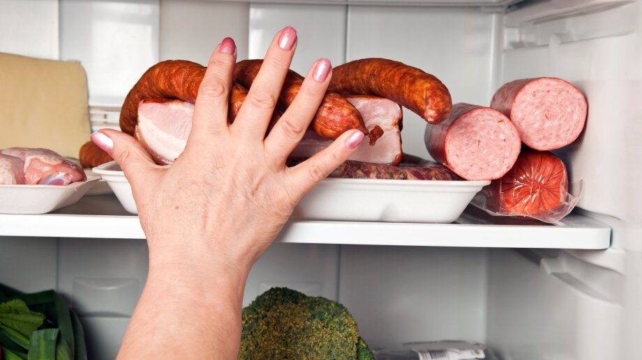 Хранение мяса в морозильной камере. Колбаса в холодильнике. Сосиски в холодильнике. Мясные продукты в холодильнике.