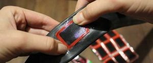 Одна из неприятных ситуаций, которая может возникнуть у туриста или обычного ездока на велосипеде в дороге, это прокол или порез камеры велобайка. Если повреждения совсем небольшие, то используют инновационные заплатки с быстровысыхающим клеем. Но когда размеры проколов значительные, то лучше, чем старый и проверенный десятилетиями вулканизатор, Вам ничто не поможет. Как правило, после устранения дефекта, таким образом, велокамера может служить еще много лет. Как вулканизировать велосипедную камеру своими руками и какие бывают способы этого метода, разберем подробнее далее.