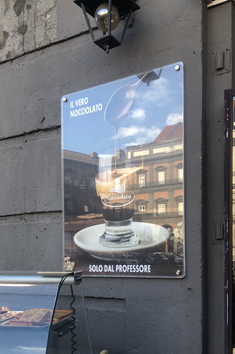 Caffè  nocciolato (кофе с лесным орехом) входит в число самых любимых видов кофе у итальянцев  (Фото автора) 